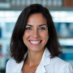 Retrato profesional de Ana Torres, una mujer joven y profesional sonriendo